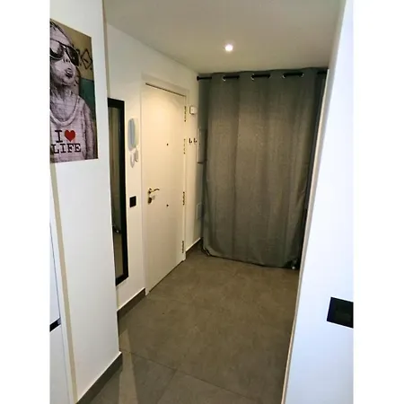 One Bedroom In Apartment *